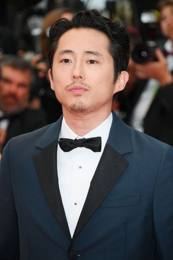 Steven Yeun monte les marches à Cannes le 16 mai 2018