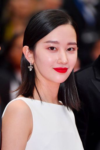Jeon Jong-seo monte les marches à Cannes le 16 mai 2018