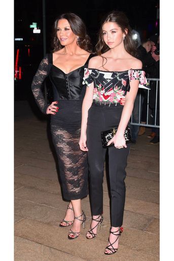 Catherine Zeta-Jones et sa fille Carys arrivent au défilé Dolce & Gabbana à New York