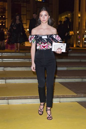 Carys Zeta-Douglas arrive au défilé Dolce & Gabbana à New York