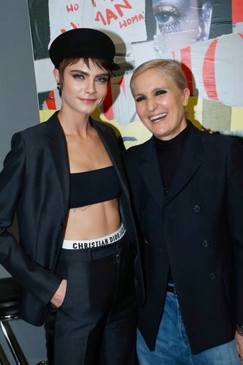 Cara Delevingne et Maria Grazia Chiuri au défilé Dior pendant la Fashion Week de Paris