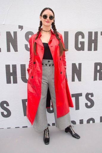 Charlotte LeBon au défilé Dior pendant la Fashion Week de Paris