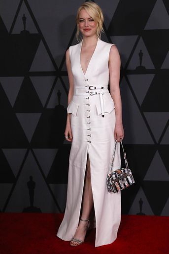 Emma Stone en Louis Vuitton aux Governors Awards, en novembre 2017.