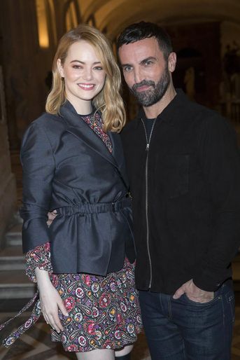 Emma Stone en Louis Vuitton au défilé de la marque à Paris avec Nicolas Ghesquière.