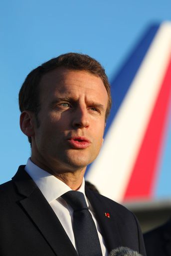 Emmanuel Macron s'exprime face devant les journalistes à son arrivée à Nouméa, jeudi.