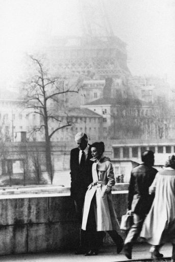 Hubert de Givenchy et Audrey Hepburn en 1982 devant la Tour Eiffel