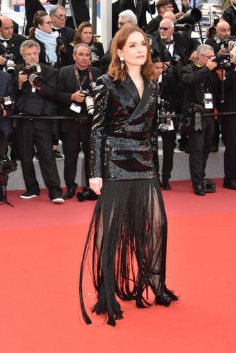 Isabelle Huppert sur le tapis rouge à Cannes, le 13 mai 2018.