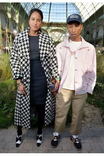 Pharrell Williams et sa femme Helen Lasichanh au défilé Chanel Haute Couture printemps-été 2020 au Grand Palais à Paris mardi 21 janvier. 