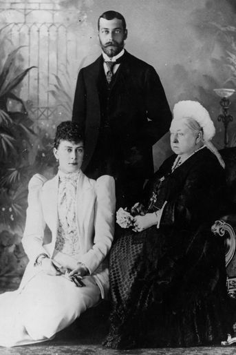 La princesse Mary et le prince George avec la reine Victoria, en 1893