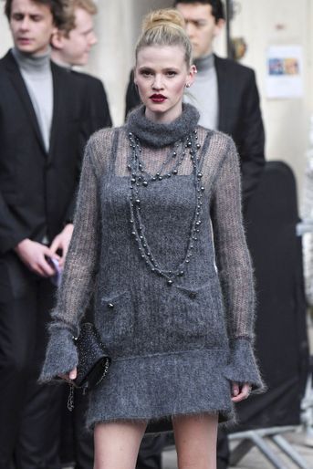 Lara Stone au défilé Chanel, à Paris le 6 mars 2018