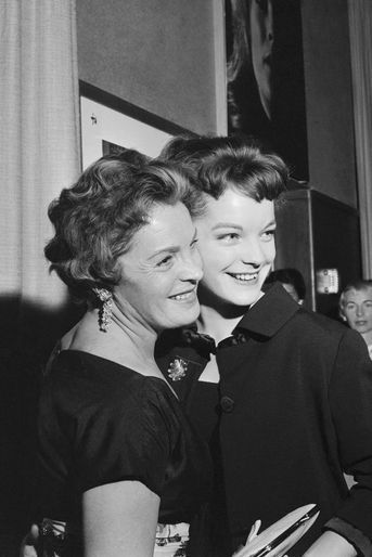 Romy Schneider avec sa mère en 1960.