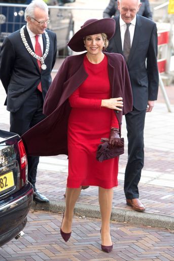 La reine Maxima des Pays-Bas dans un look rouge et prune à Amsterdam, le 5 février 2018