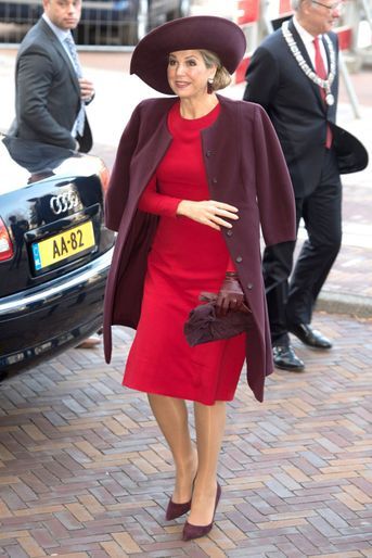 La reine Maxima des Pays-Bas en rouge et prune à Amsterdam, le 5 février 2018