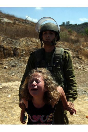 Enfant, Ahed Tamimi défie déjà les soldats israéliens.