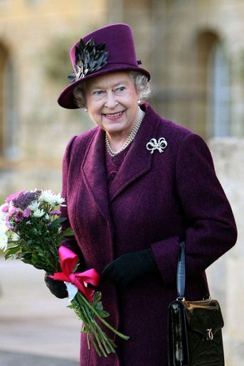 La reine Elizabeth II avec un sac Launer, le 29 novembre 2007