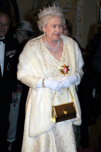 La reine Elizabeth II avec un sac Launer, le 24 octobre 2008