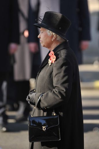 La reine Elizabeth II avec un sac Launer, le 13 novembre 2011
