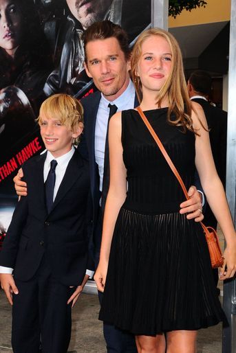 Maya Hawke avec son père et son frère en 2013