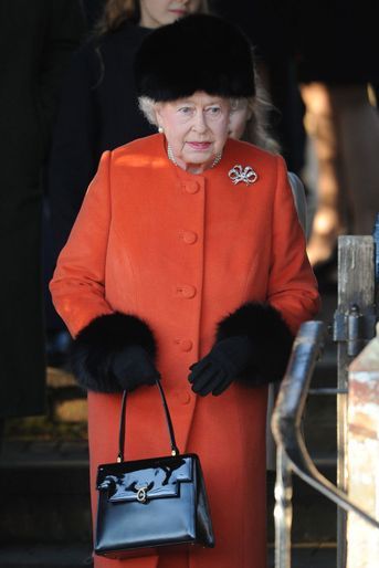 La reine Elizabeth II avec un sac Launer, le 25 décembre 2013