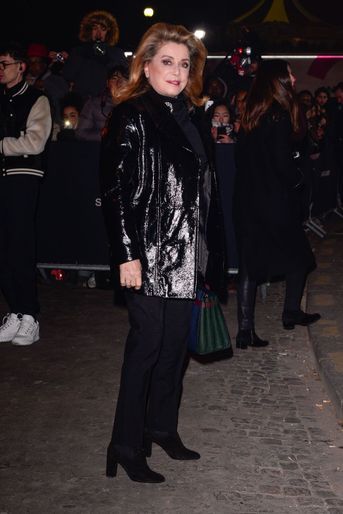 Catherine Deneuve au défilé Saint Laurent à Paris, le 27 février