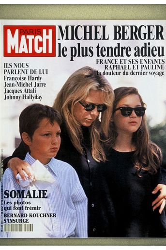 Couverture de Paris Match du 20 août 1992 : France Gall avec sa fille Pauline et son fils Raphaël aux obsèques de Michel Berger.