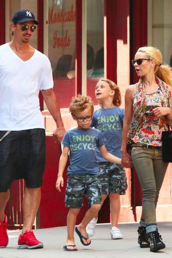 Zlatan Ibrahimovic et Helena Segeravec leurs deux garçons le 25 juin 2014