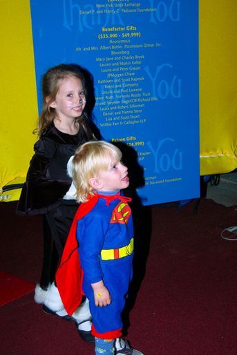 Maya Hawke et son petit frère en 2004