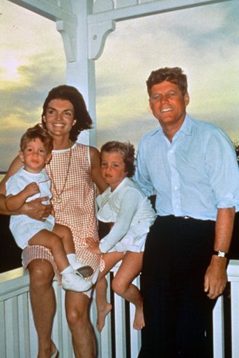 John et Jackie avec leurs enfants, John Jr. et Caroline.