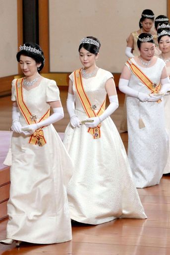 Les princesses Kiko et Mako du Japon, suivies des princesses de la famille impériale, à Tokyo le 1er janvier 2018