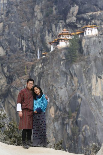 Le roi du Bhoutan Jigme Khesar Namgyel Wangchuck et la reine Jetsun Pema devant le monastère de Taktsang, le 21 février 2018