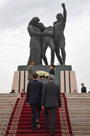 Emmanuel Macron et le ministre de la Défense tunisien Abdelkarim Zebidi devant le monument des martyrs de Sejoumi.
