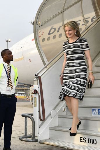 La reine des Belges Mathilde arrive au Ghana, en Giorgio Armani, le 7 février 2018