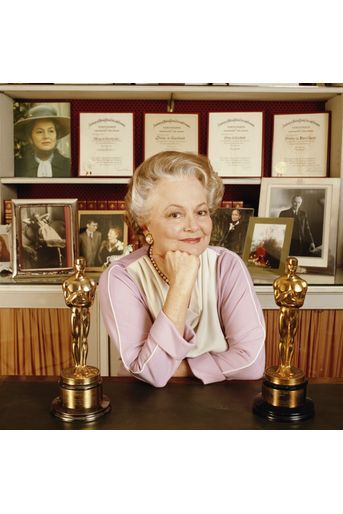 Olivia de Havilland avec ses deux Oscars