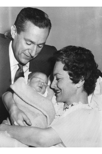 Olivia de Havilland avec son mari Pierre Galante et leur fille Gisèle alors âgée de 3 jours