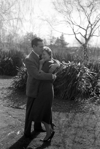 Olivia de Havilland avec son mari Pierre Galante lors de leur mariage en 1955