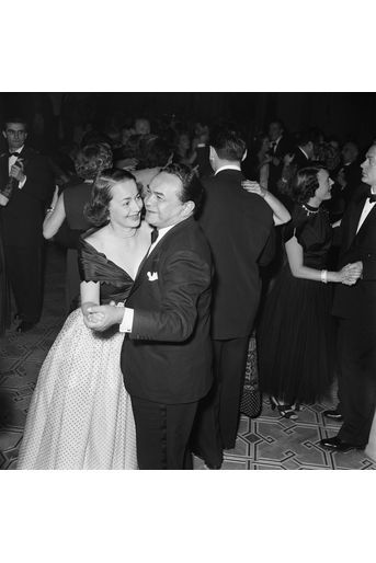Olivia de Havilland, dansant avec Edward Robinson au Festival de Cannes 1953