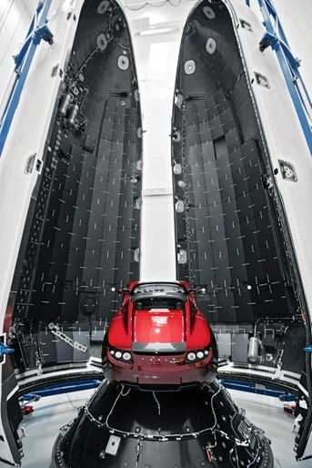 harge utile embarquée dans la fusée : la Tesla Roadster personnelle d’Elon Musk. Elle a une autonomie de 370 kilomètres et une vitesse de pointe de 212 km/h. Un ovni condamné à dériver 1 milliard d’années.