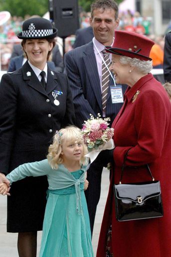La reine Elizabeth II avec un sac Launer, le 25 mai 2007