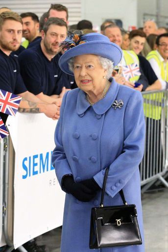 La reine Elizabeth II avec un sac Launer, le 11 novembre 2017