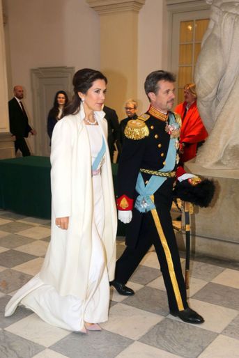 La princesse Mary, en blanc, et le prince héritier Frederik de Danemark à Copenhague, le 2 janvier 2019