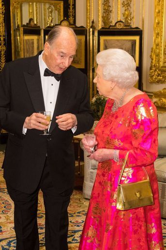 La reine Elizabeth II avec un sac Launer, le 8 mars 2018