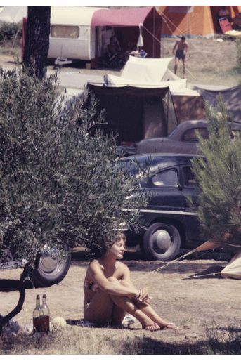 Côte d'Azur, 1958 : une jeune femme en bikini se prélasse dans un camp.