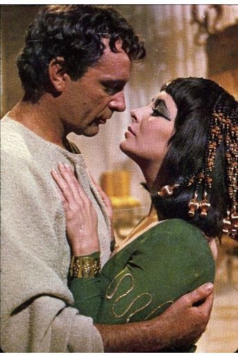 Trois décennies plus tard, Elizabeth Taylor et Richard Burton forment un couple tout aussi adulé mais bien plus orageux suite à leur rencontre sur le tournage de Cléopâtre (photo). Leur amour est bel et bien réel. Pourtant les acteurs sont mariés à cette époque (en 1961). 