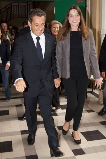 Nicolas Sarkozy et Carla Bruni votent pour les élections législatives le 10 juin 2012
