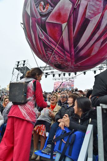 Laura Tenoudji samedi à la première bataille de fleurs du Carnaval de Nice. 