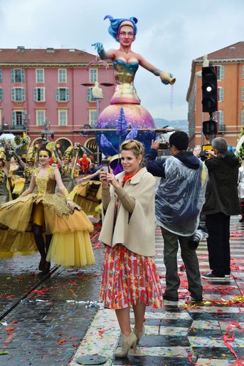 Laura Tenoudji samedi à la première bataille de fleurs du Carnaval de Nice.