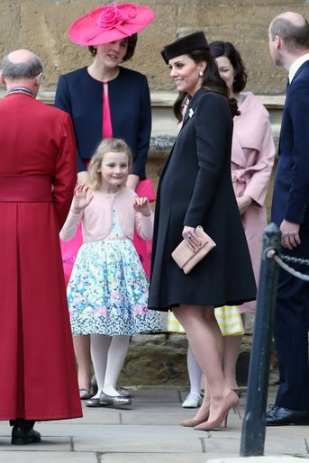 Enceinte de huit mois, la duchesse Kate a assisté auprès du prince William à la traditionnelle messe de Pâques. 
