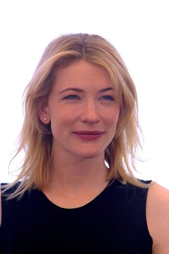 Cate Blanchett au 52e Festival de Cannes (1999) pour présenter le film &quot;Un mari idéal&quot;