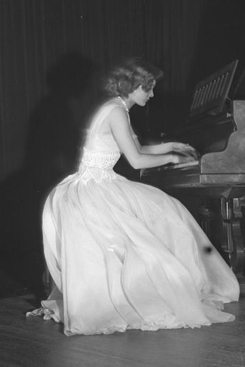 Danièle Garofalo joue du piano, mars 1954