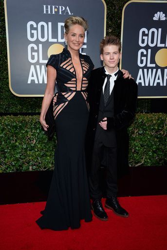 Sharon Stone dans une robe Vitor Zerbinato aux Golden Globes 2018, avec son fils